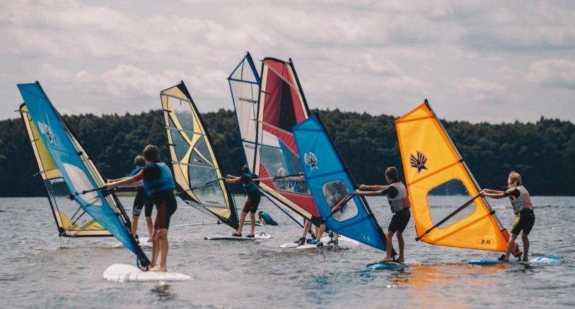 Obóz windsurfingowy lato 2023 - Czaplinek. Sprawdź ofertę obozu letniego dla dzieci i młodzieży od firmy Happy Travel ze Szczecina.